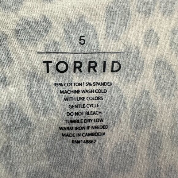 Torrid short 5 Inch Signature Waist Dolphin Hem Bike Short - Picture 3 of 6